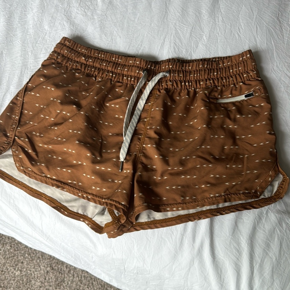 Vuori Shorts Medium only worn enough my handful of times. Smoke free home.